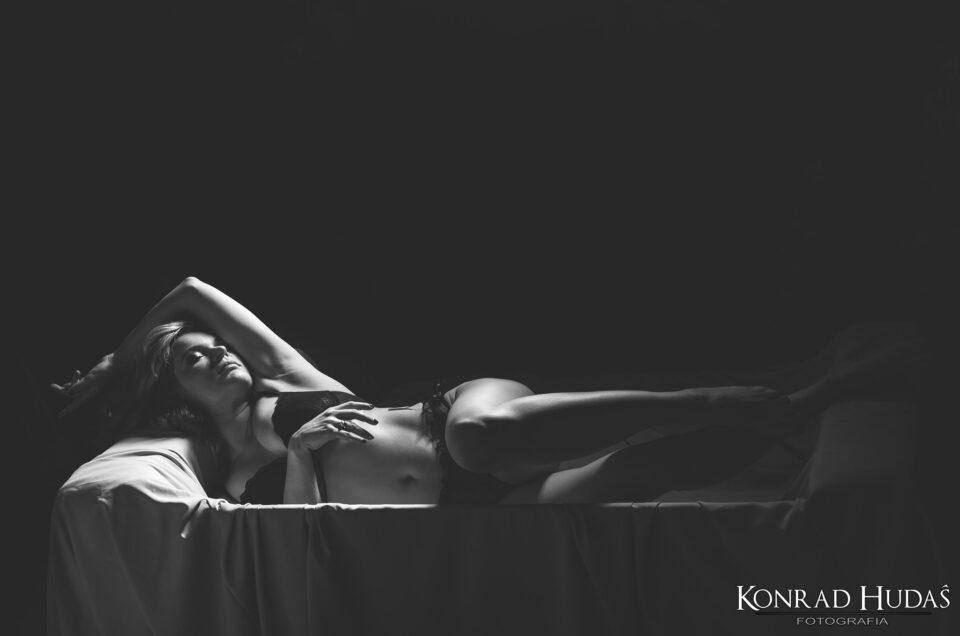 Zdjęcia sensualne | Sesja sensualna | kobieta w światłocieniach